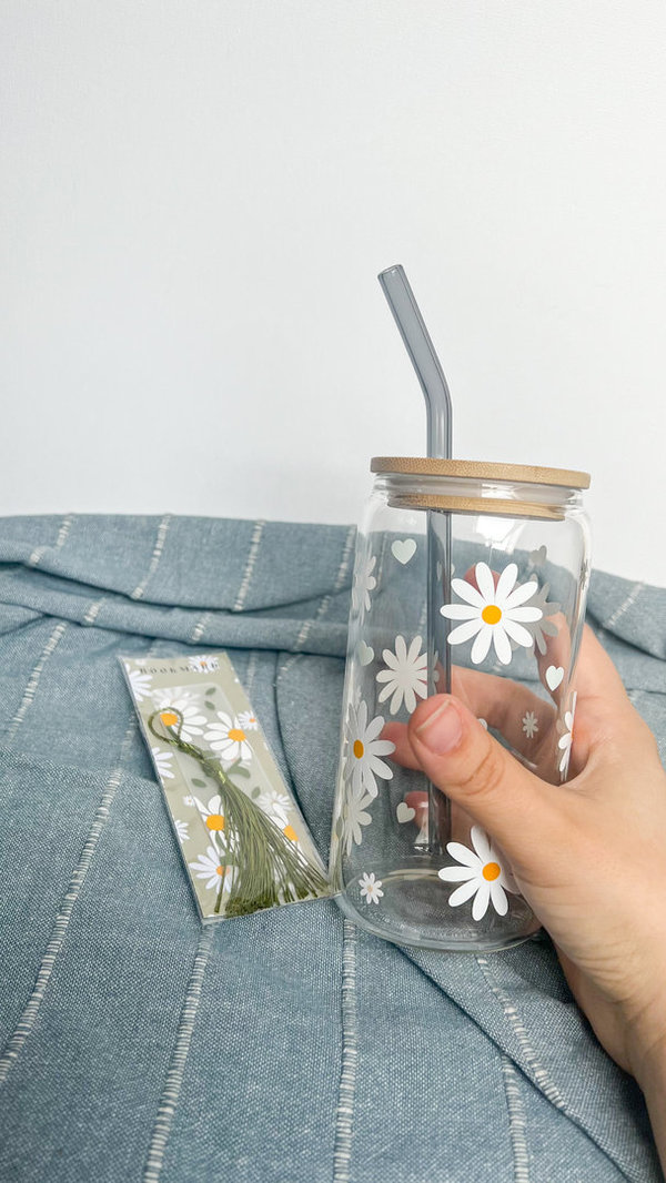 Daisy Glass Cup with grey straw